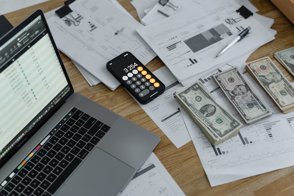 Outsourcing e insourcing contable — equipo revisando documentos